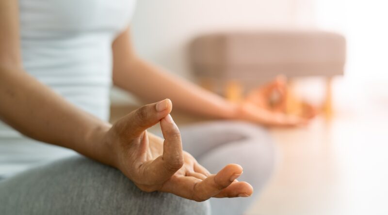 Hand in Meditationshaltung auf Matte | Elf Bar Elfa